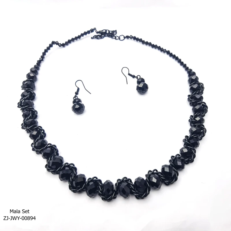 Stone Studded Chain Necklace 4