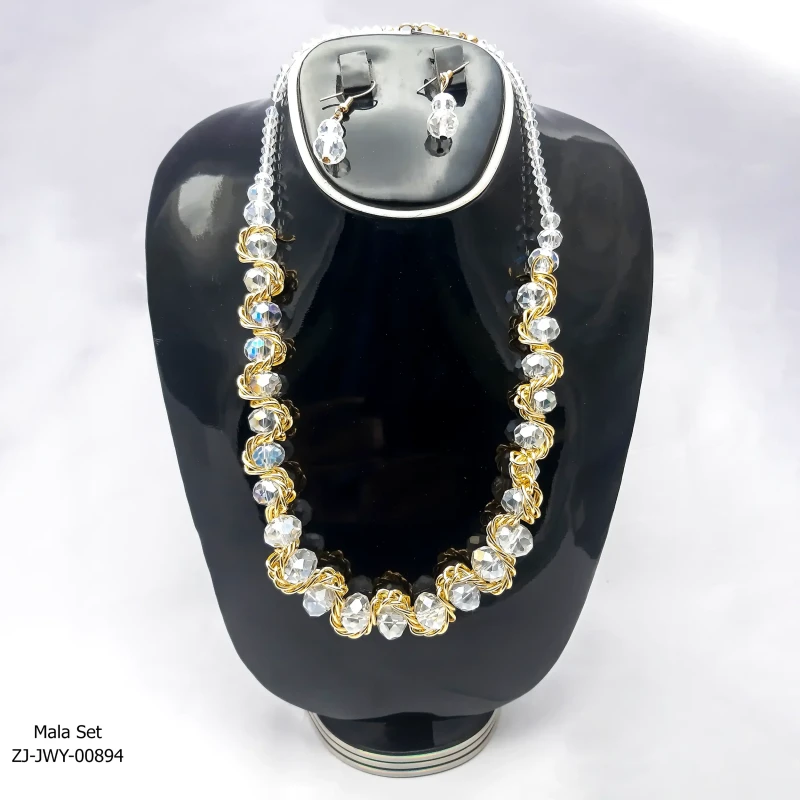 Stone Studded Chain Necklace 3