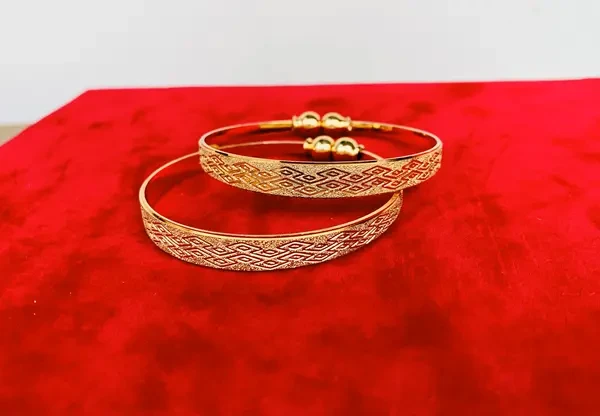 Get Gold Plated Traditional Design Plain Bangles 3