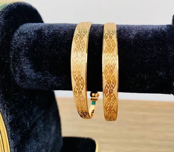 Get Gold Plated Traditional Design Plain Bangles 2
